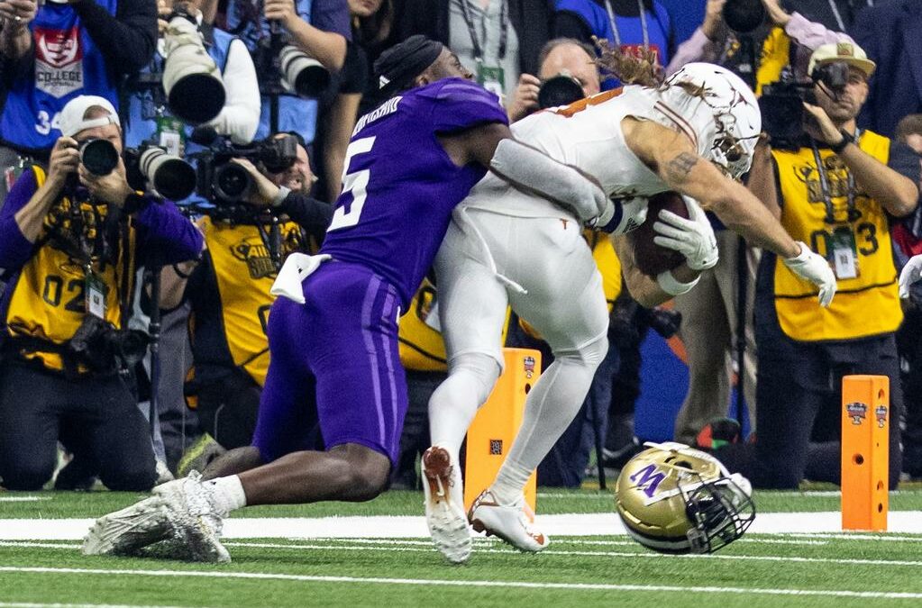 College Football: Anchorage’s Edefuan Ulofoshio has 7 tackles, stands tall on final drive as UW holds off Texas to reach CFP title game