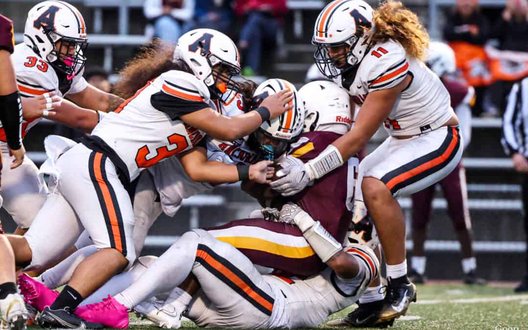 West smothers Lynx 52-0 as defense posts second straight shutout